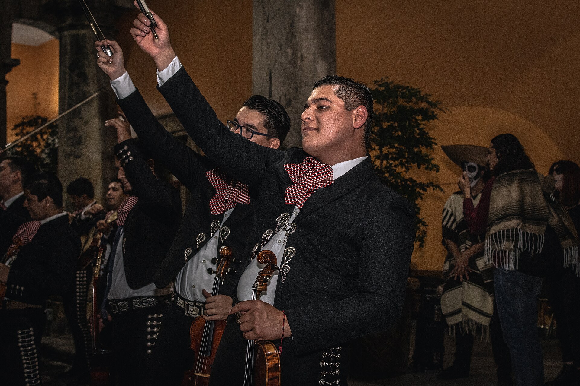 Mariachis con traje de charro tocando una serenata a domicilio en Vi&ntilde;a del Mar